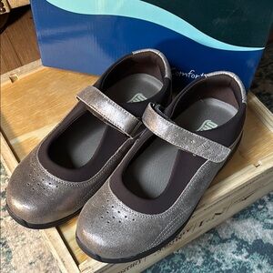 ROSE by DREW dusty pewter Mary Jane  size 7.5 WW very wide